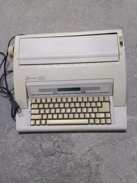 Máquina de Escrever Elétrica International 160X funcional