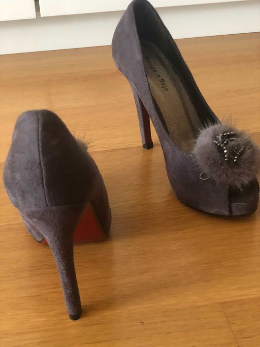 Sapatos cinzentos, base vermelha NOVOS tamanho 37