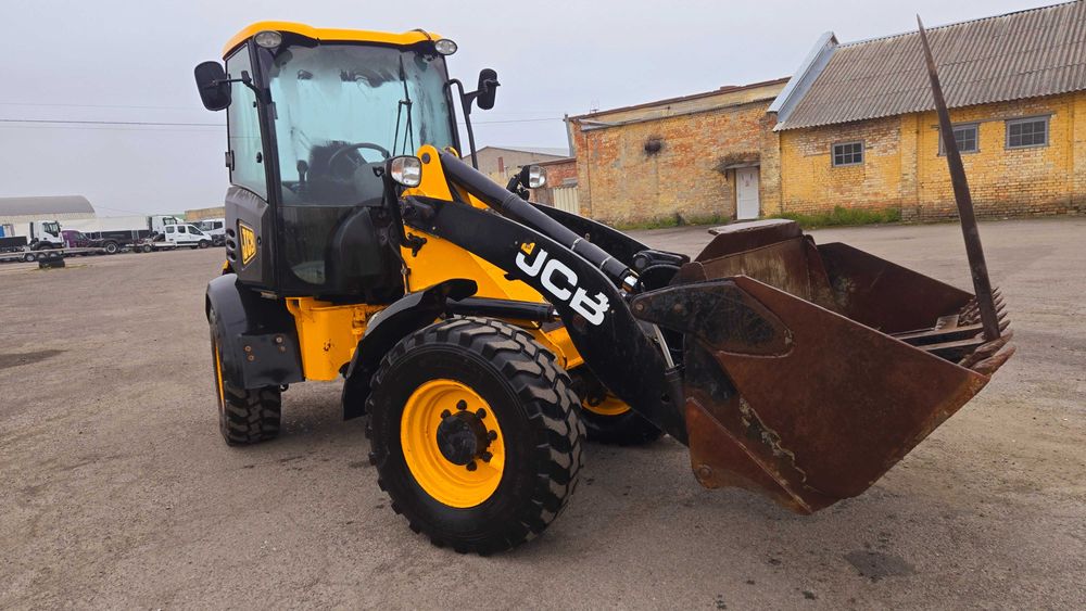 Фронтальний навантажувач jcb