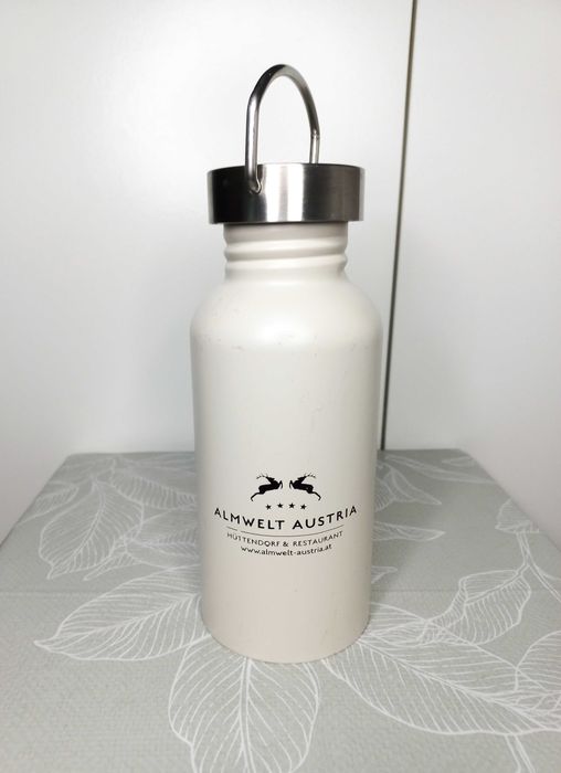 Metalowy bidon w kolorze kremowym z rączką 600ml