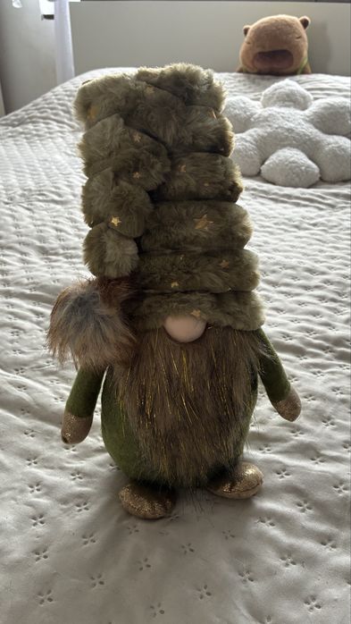 Zielony khaki krasnal swiateczny stojacy