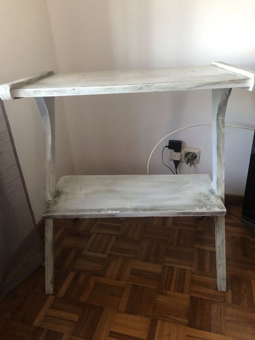 Mesa toda em madeira muito antiga com pintura recente para televisão
