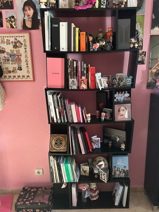 Estante em madeira contraplacada preta