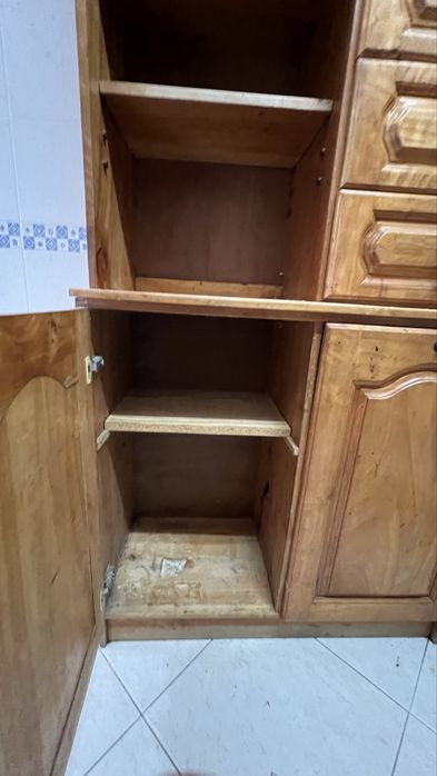 Armário de Cozinha em Madeira Maciça com Gavetas