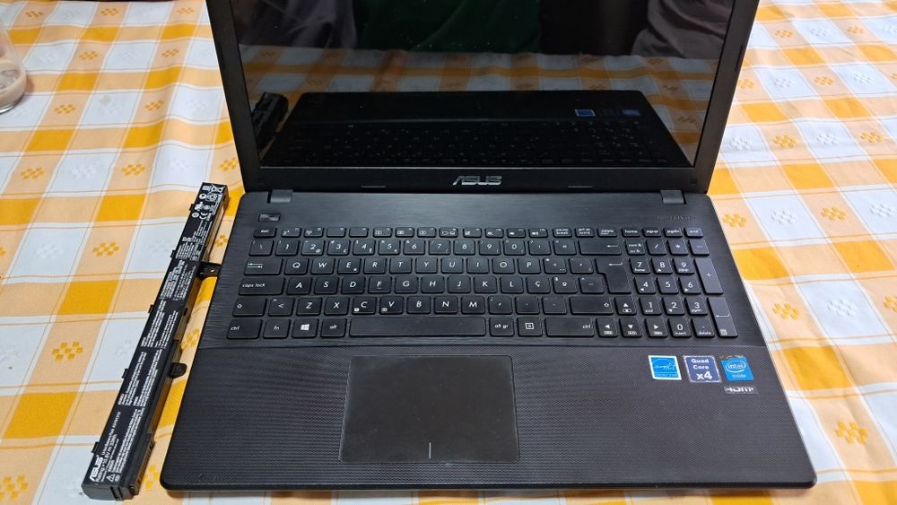 Portátil Asus X551M sem carregador e sem disco com ecrã e teclado avariado. Board e CPU em bom estado.