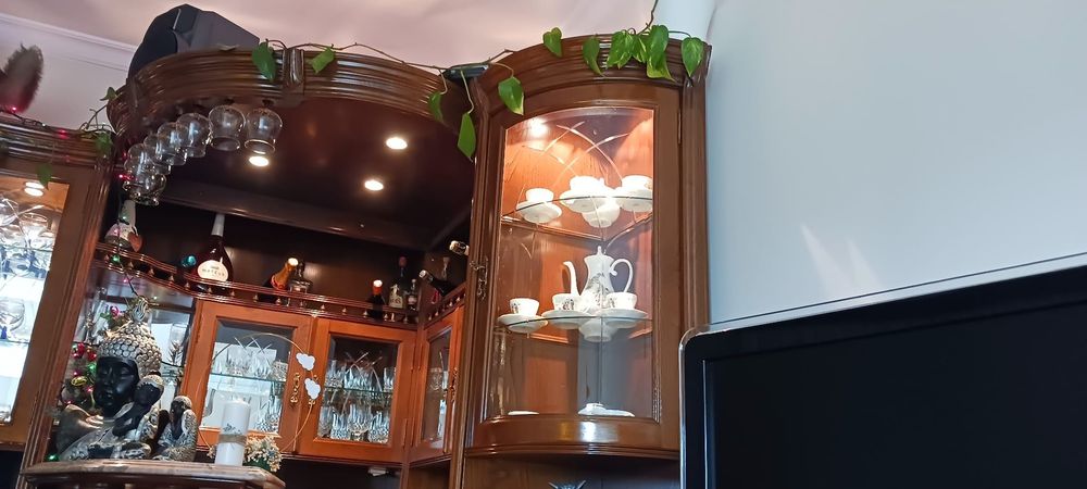 Móvel de bar com espaço para tv