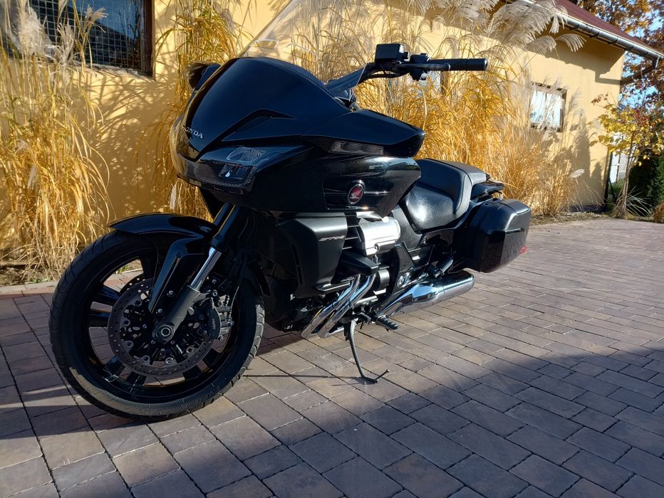 Honda CTX 1300 deluxe,  ABS, kontrola trakcji, radio.