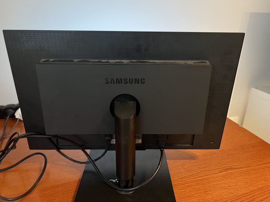 Продам монітор Samsung F2380