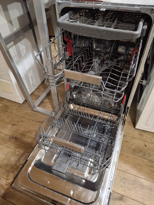 Посудомийна машина Whirlpool.  45 см ширина.  Вбудована