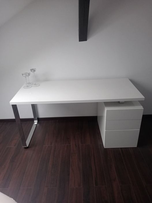 Łóżko białe - skóra