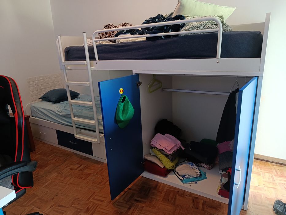 Cama beliche com armário e gavetas