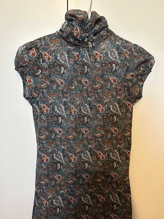 Blusa gola alta com cornucópias