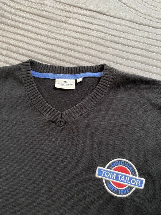 Czarny sweter w serek