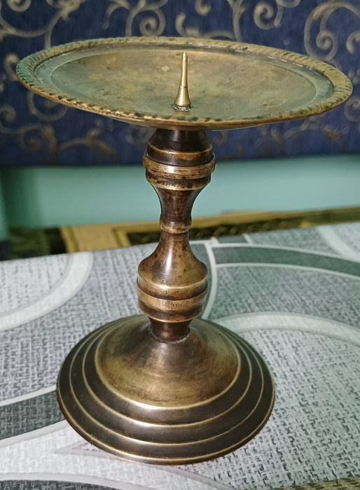 Старовинний латунний підсвічник, на вінтажній ніжці,Франція

Підсвічни