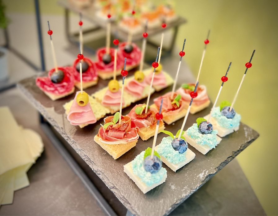 Фуршети смаколики фудбокси гастробокси доставка їжі бенкети Київ