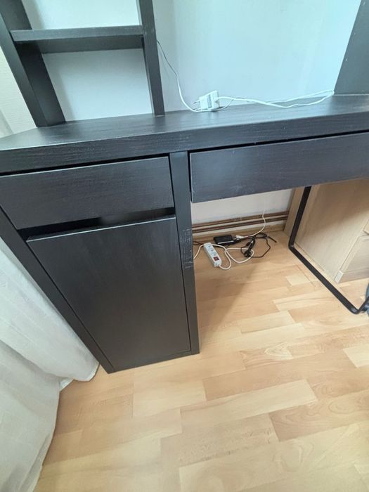 Biurko Ikea kolor ciemny brąz/ czarny.