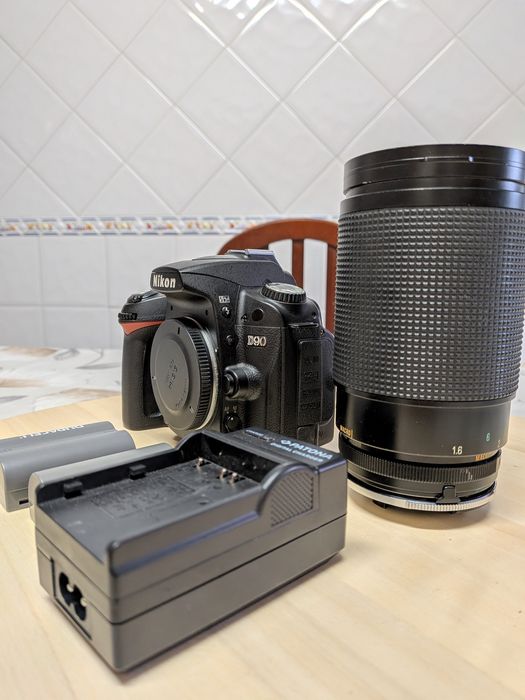 Nikon D90 + Lente + Acessórios (para peças ou reparação)
