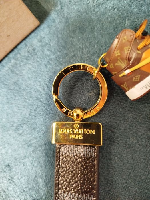 Брелок для ключів LV