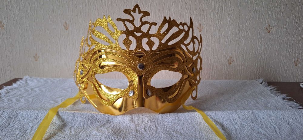 maska karnawałowa złota