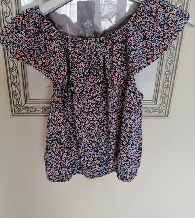 Krótki  top z falbaną H&M, 10-11 lat. Wzrost 146 cm.