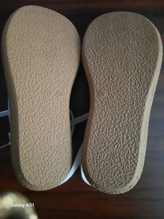nowe buty biale na zdrowej podeszwie