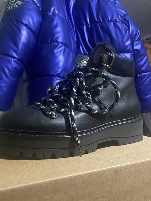 Ботинки Нові Tommy Filfiger 37 р на хутрі