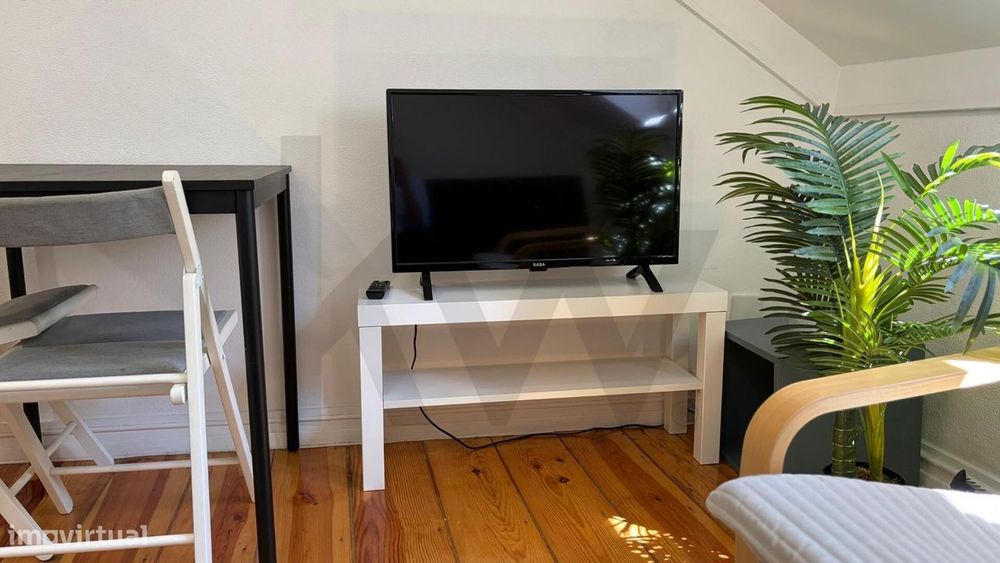 Apartamento T2 na Rua Maria Pia com vista para Monsanto