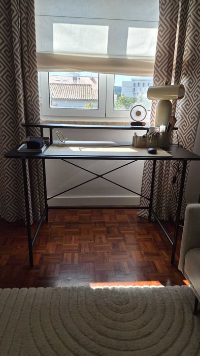 Secretária Kave Home com Suporte para Monitor / Prateleira (120x65 cm)