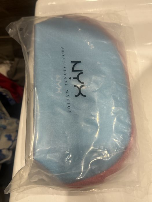Nowa  holograficzna kosmetyczka NYX
