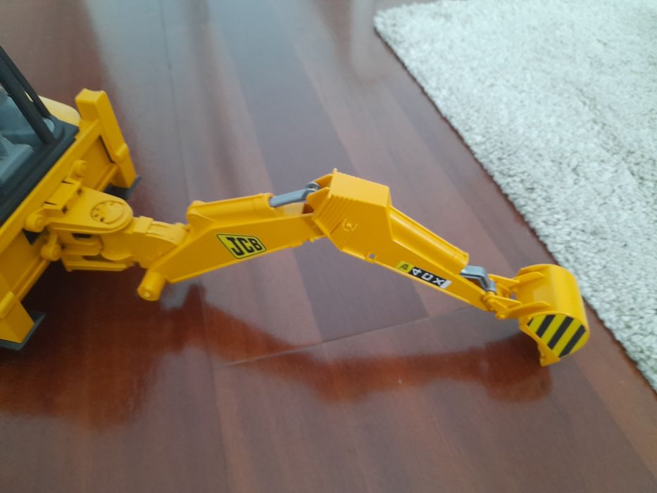 Brinquedo de Carro de polícia e retroescavadora.