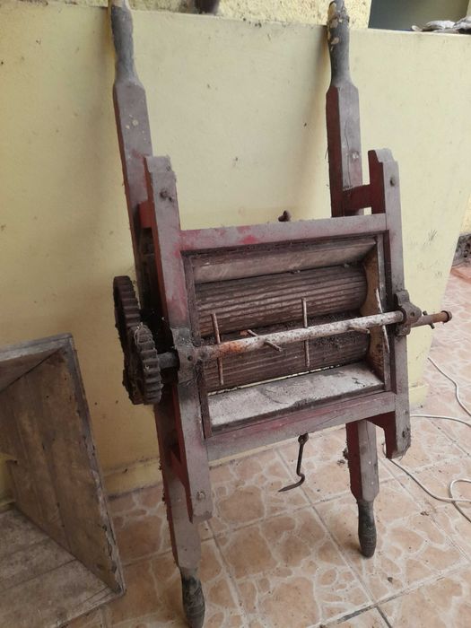 Esmagador de Uvas Manual Antigo