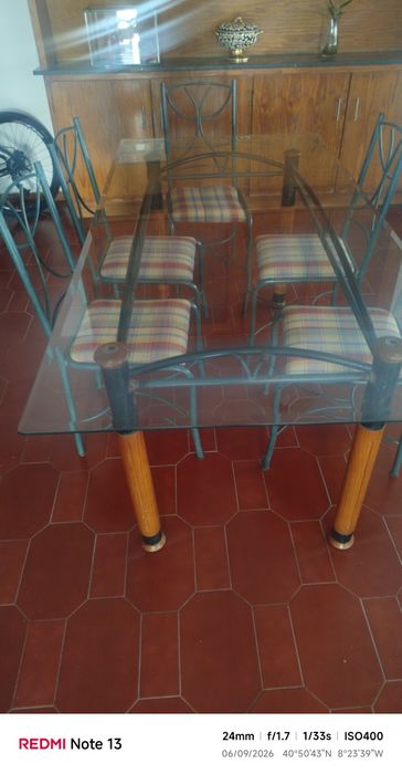 Vendo mesa e cadeiras muito lindas