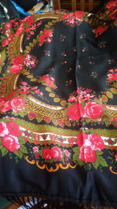 Xailes bordados e outros pintados