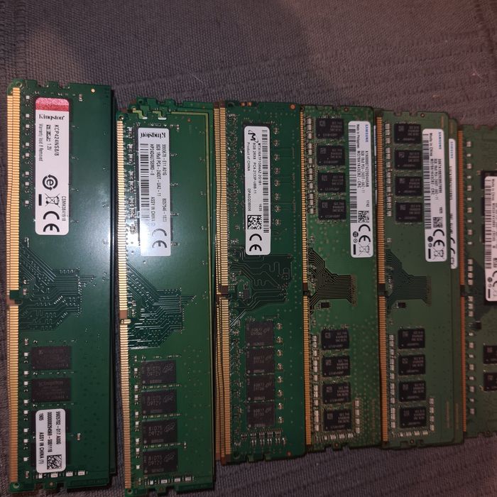 Kości pamięci DDR 4, 2 x 8 GB.