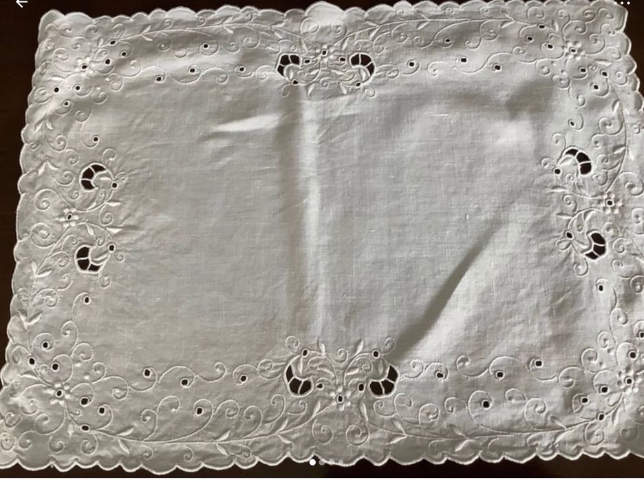 Pano individual em linho bordado à mão.