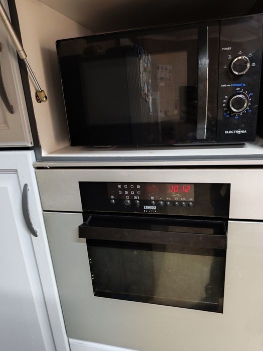 Mobília de cozinha e eletrodomésticos usados