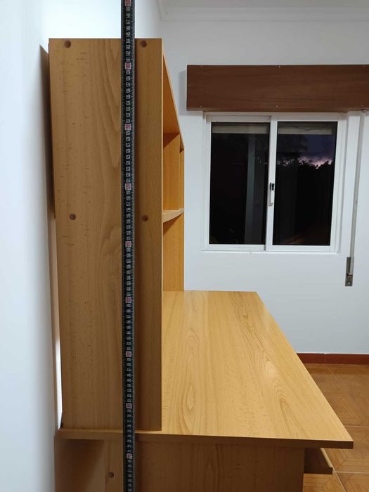 Secretária com Estante Integrada – Excelente Estado