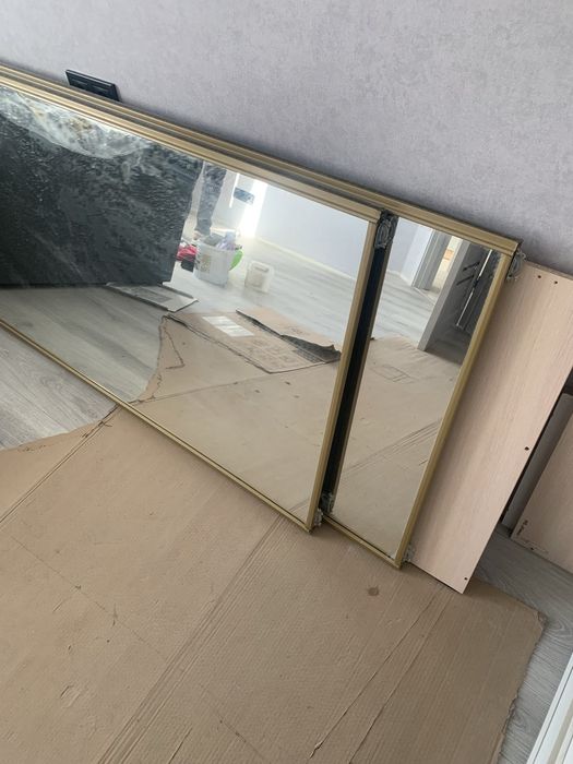 Продам две зеркальные  дрери для шкафа -купе