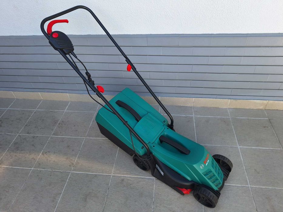 Máquina Cortar Relva Elétrica Bosch ARM 3200 com Garantia