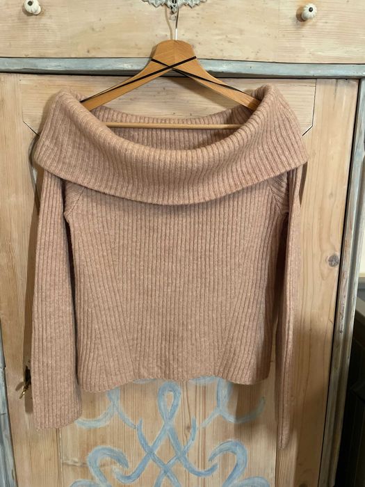 Śliczny, kobiecy sweter hiszpanka, H&M w kolorze zgaszonego różu. Rozmiar M