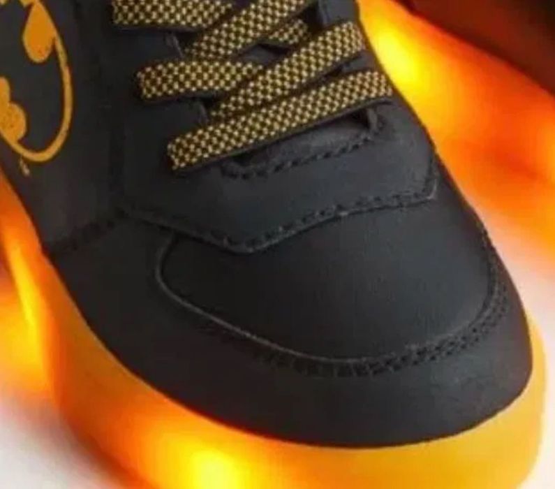 BATMAN Ocieplane buty sportowe świecące, świecąca podeszwa led 24 NOWE