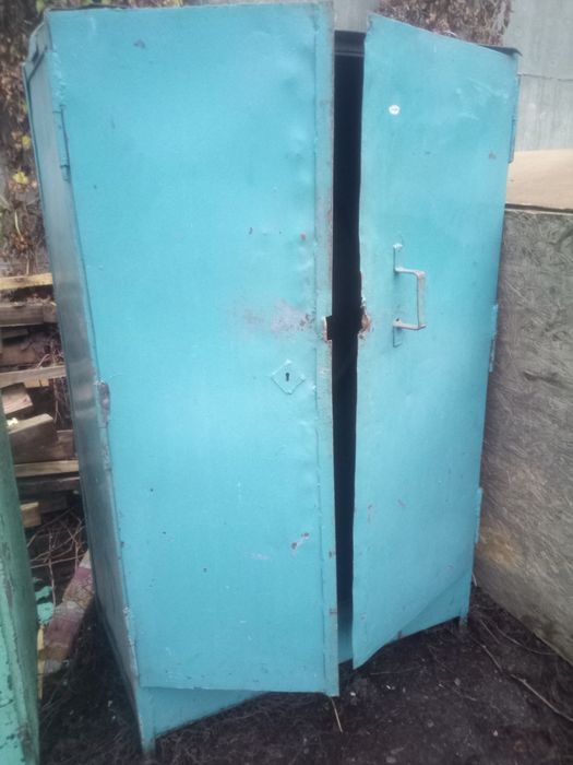 Стеллажи Шкафы верстаки пристаночные тумбы железные