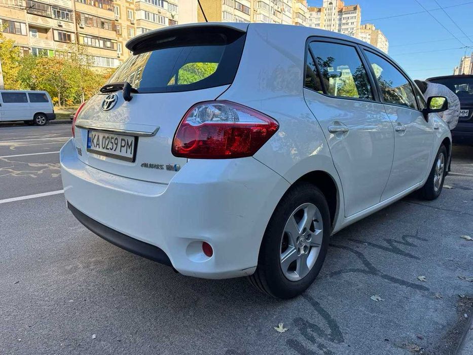 Оренда Тоета  Аурис - гібрид