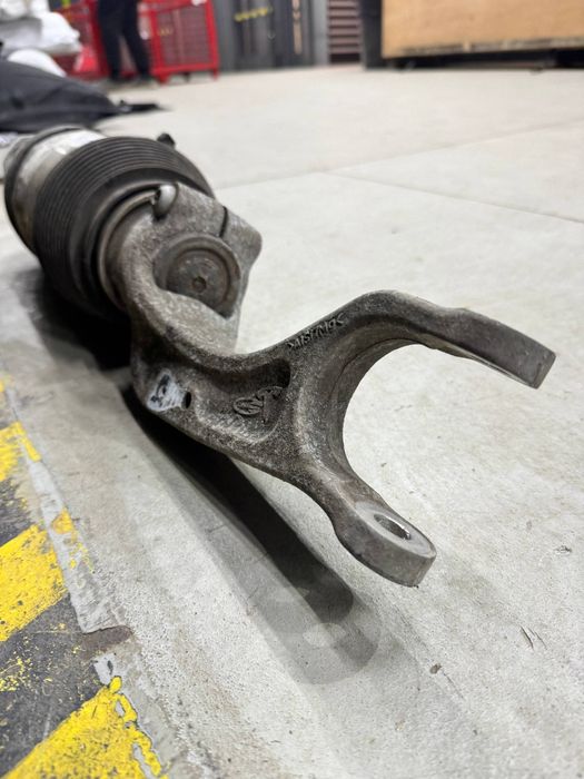 Пневмобалони Tesla Model X. Пневмостойки Tesla Model X. Під відновленя