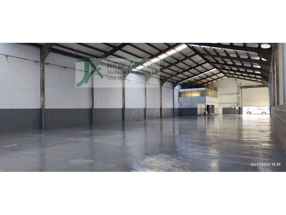 Armazém amplo com 800 m² de área coberta. Z.I. da Santa Rita, Ermes...