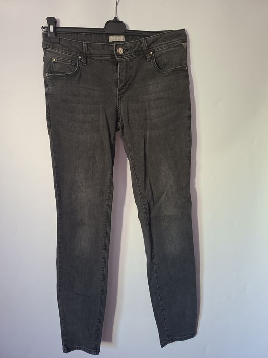 Betty &Co Spodnie  damskie  36
Spodnie jeansowe damskie
 rozmiar 36
Stan bardzo dobry 
Długość 100 cm od kroku 77 cm
Biodra 43 x 2 cm
Pas 37 x 2 cm