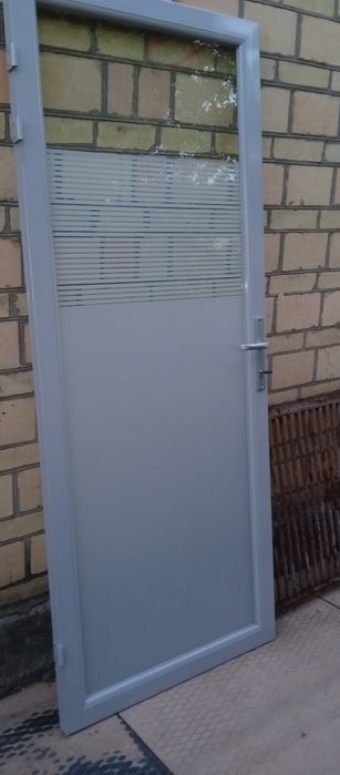 Двері  з алюмінію зі склом