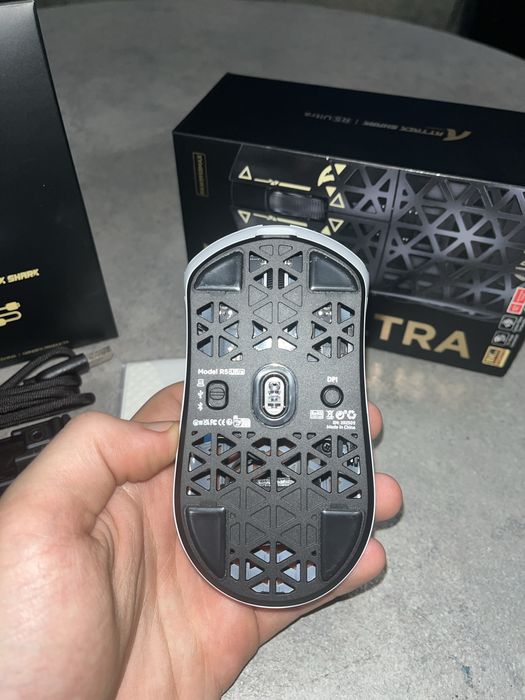 ATTACK SHARK R5 Ultra WHITE BLACK Бездротова мишка Карбонова Оригінал