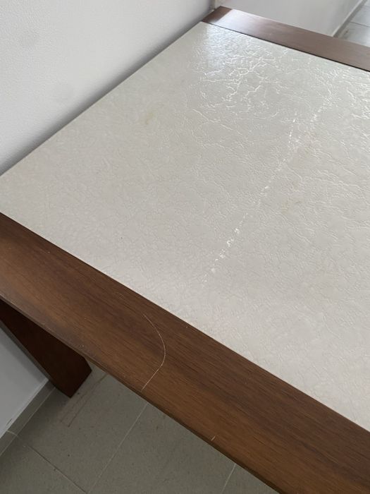 Mesa de madeira com tampo de vidro branco
