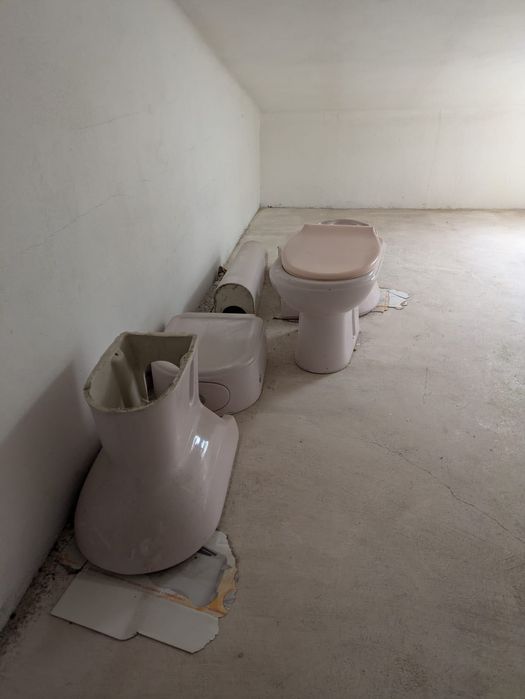 Dou louças de casa de banho
